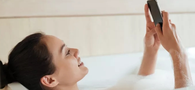 Une fille († 11 ans) avec un smartphone dans sa baignoire: sa mère voit un corps sans vie par la fenêtre
